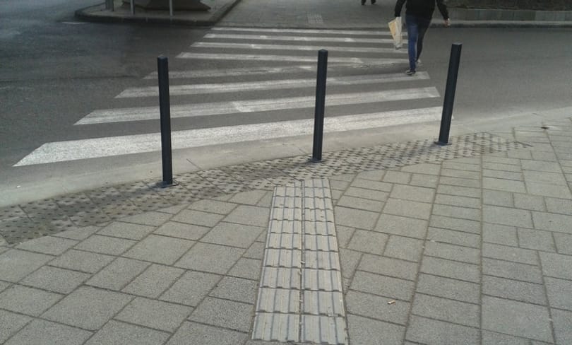 Oszlopokat építettek a vakokat segítő sávba a Keletinél – fotó
