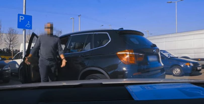 Ötletes videókkal szúrtak oda a szabálytalan autósoknak
