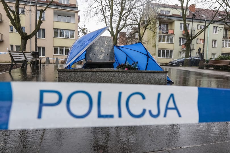 Ez már-már rendszerváltás: egy pap szobrát döntötték le a lengyelek