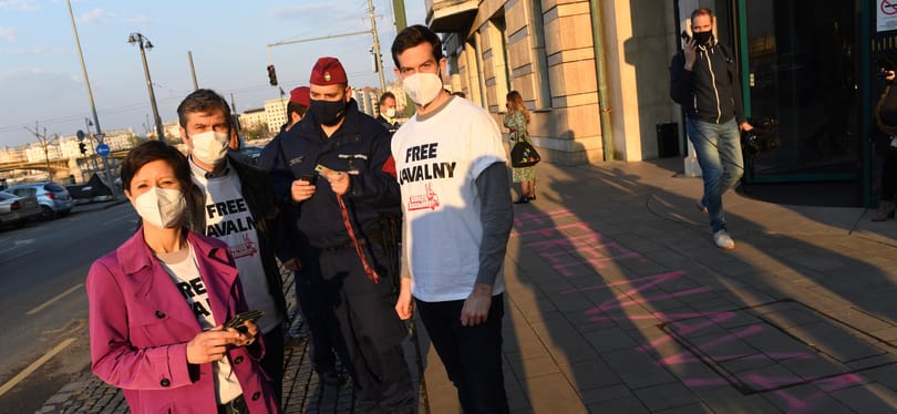 Feljelentette a rendőrség Szél Bernadettet a Free Navalny felirat miatt