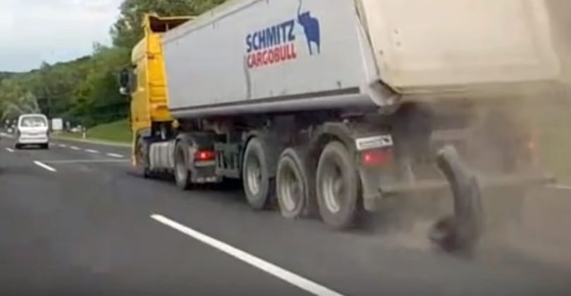 Videón, ahogy szétrobban egy kamion kereke az M3-ason