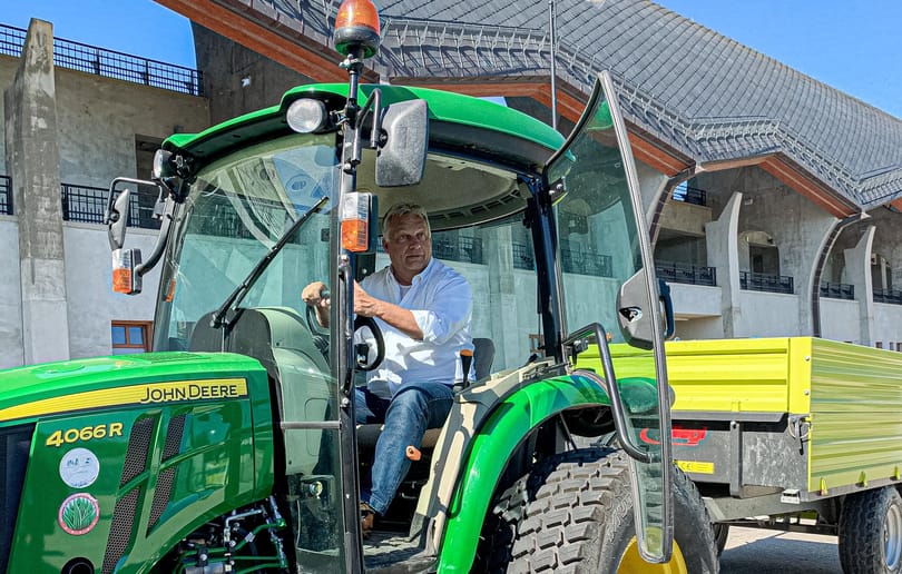Orbán Viktor bevállalt egy kis fusit a Puskás Akadémián
