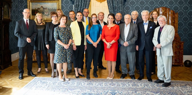 A hírességek ingyen adják Novák Katalinnak a tanácsaikat