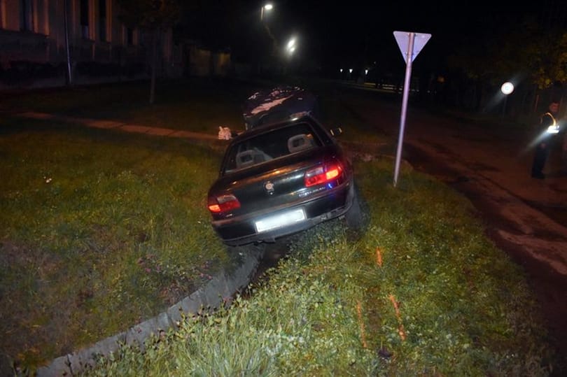Részegen, jogsi nélkül vezetett, senki sem volt bekötve: megsérültek a gyerekek