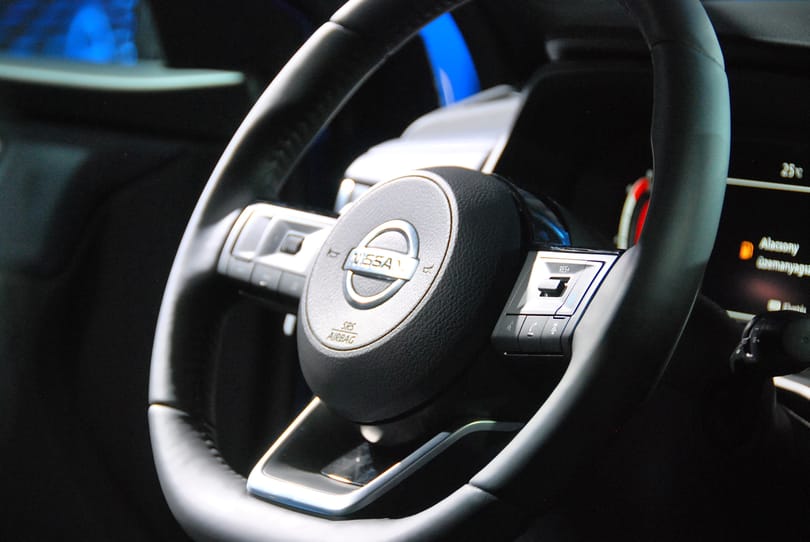 Lerepülhet a Nissanokban a kormányon lévő embléma, visszahívnak félmillió autót