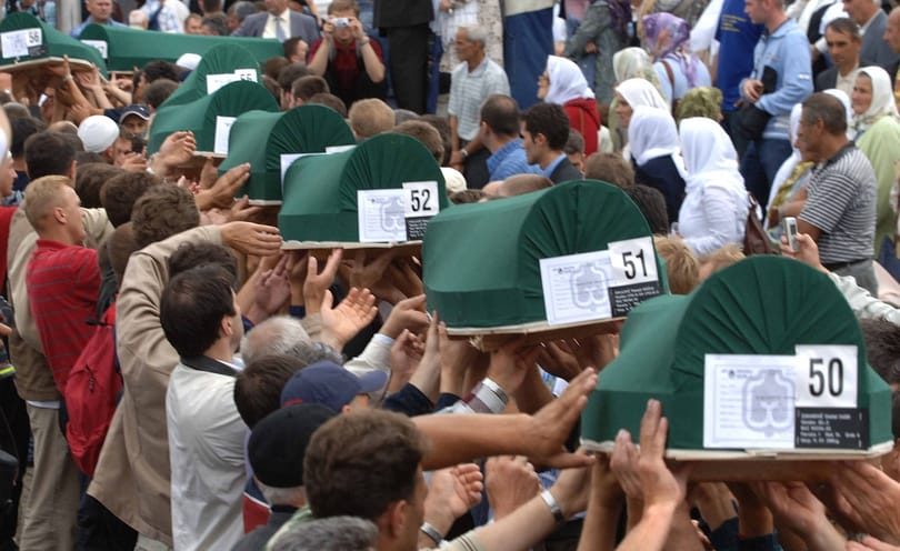 A srebrenicai népirtás áldozatainak számát festették a magyar nagykövetség kerítésére Szarajevóban