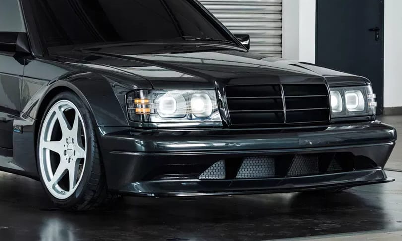 Retró húrokat penget a 340 millió forintos szupermodern Mercedes 190 Evo II