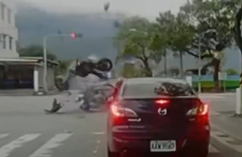 Ezt a motorbalesetet túl lehetett élni? - videó