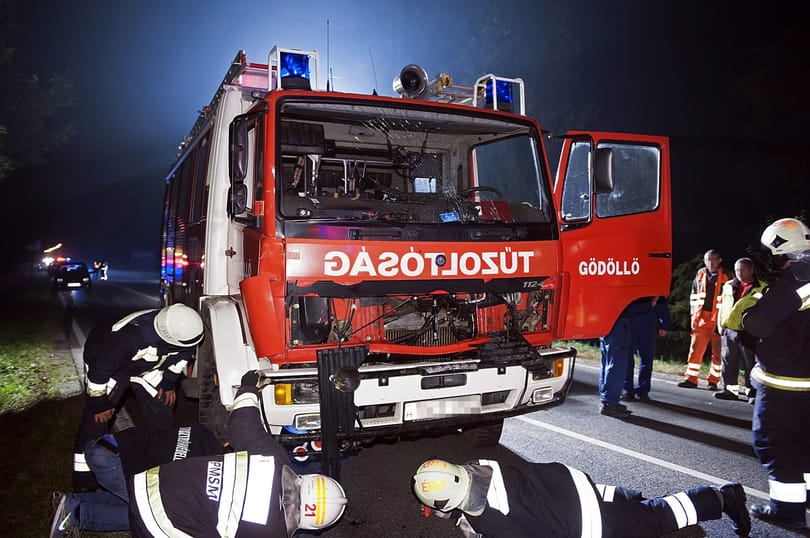 Fotók: Szarvassal ütközött egy tűzoltóautó a 6-oson kedden éjjel