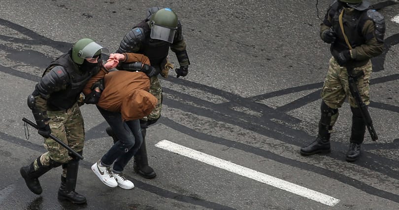 Őrizetbe vették az agyonvert fehérorosz művész állapotáról szivárogtató orvost és egy újságírót