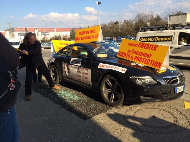 Kalapáccsal verte szét BMW M6-osát a dühös tulaj Genfben – fotók
