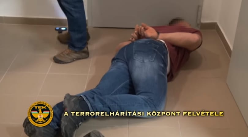 Csempészbandára rúgták rá az ajtót a rendőrök, egy férfi kiugrott az ablakon – videó