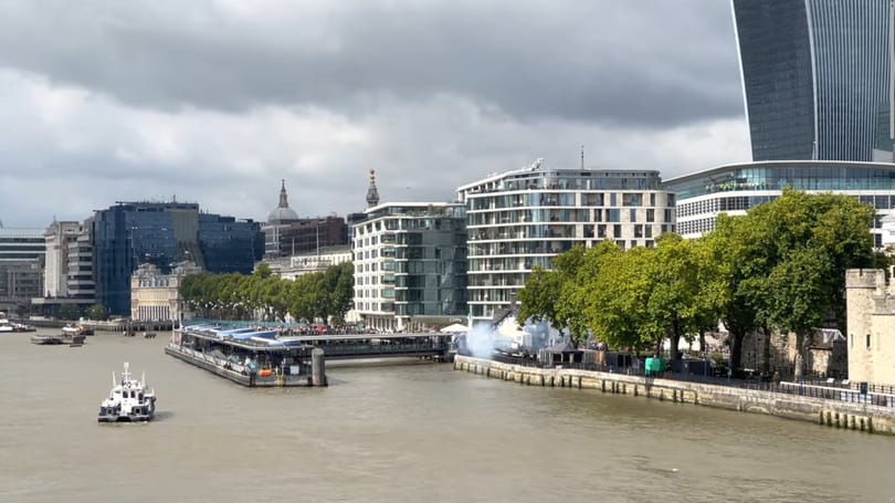 96 ágyúlövéssel emlékeztek II. Erzsébetre Londonban – videó