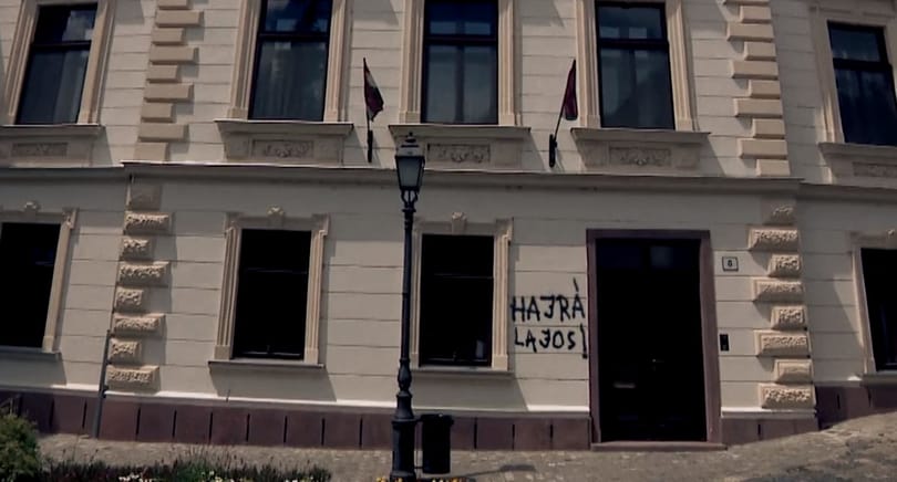 Szintet lépett a firkaháború: az Echo TV arról készített videót, hogy összegraffitizi Simicska házát