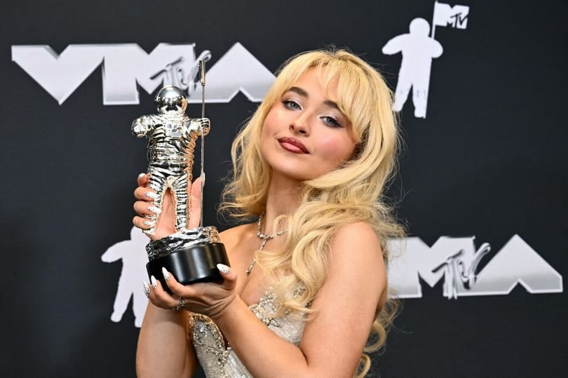 Beengedte Sabrina Carpentert a templomba, lett is botrány belőle