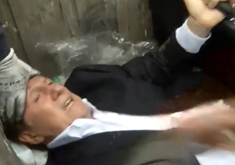 Kidobtak a kukába egy ukrán parlamenti képviselőt – videó 