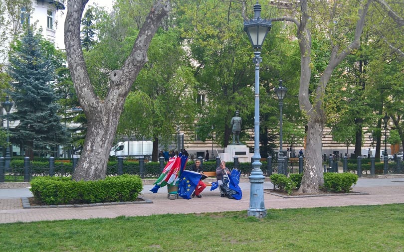 Így készülnek a tüntetésre a Szabadság téren