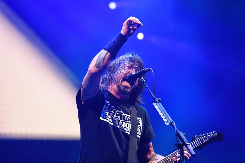 Dave Grohl elsírta magát a Foo Fighters dobosának emlékkoncertjén