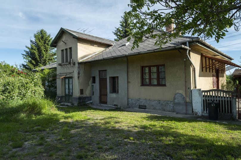 Családvédelem a hétköznapokban: az utcára került egy háromgyerekes család a MÁV bérlakásából