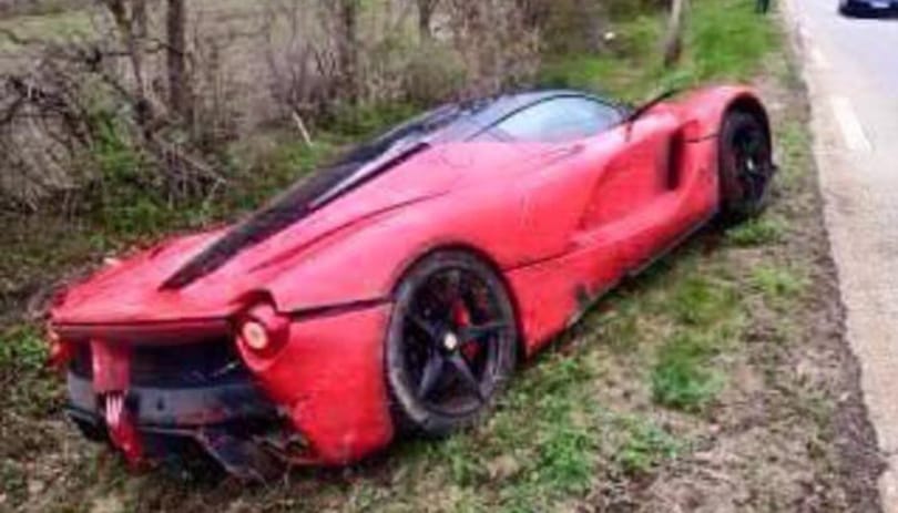 Ilyen, amikor árokban landol a 965 lóerős közúti Ferrari-rakéta
