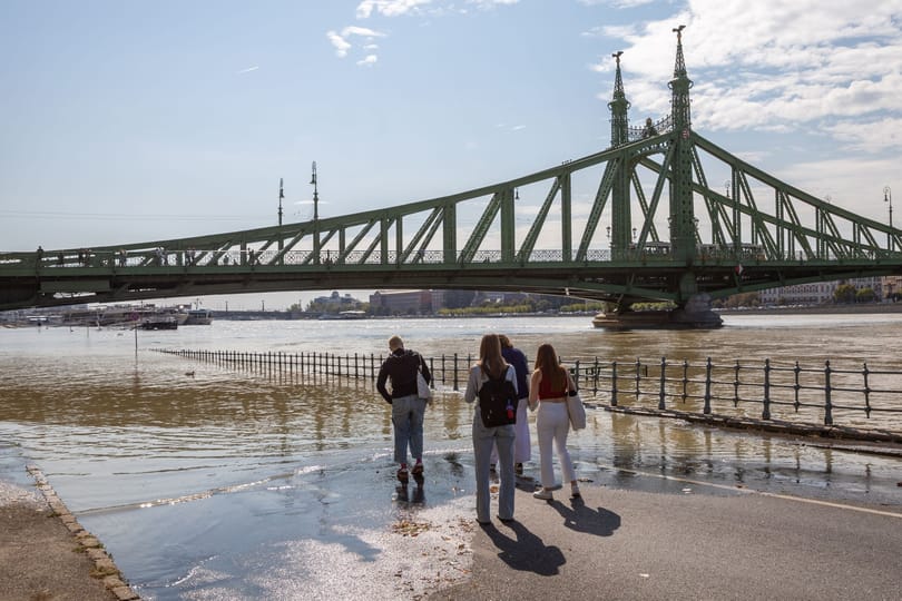 Hiába tilos és életveszélyes, fürdőznek és SUP-oznak is az áradó Dunában Budapesten