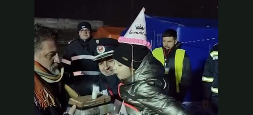 Születésnapi bulit tartottak a katasztrófavédelem munkatársai egy menekült kislánynak Romániában