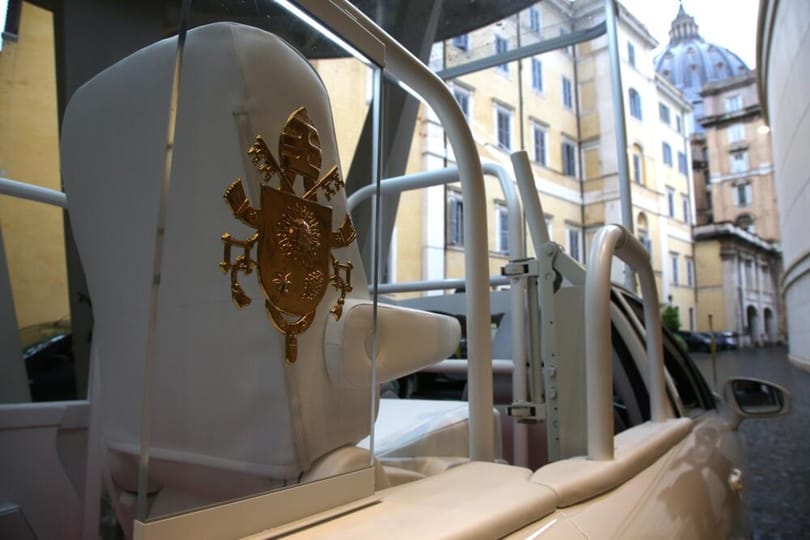 Kiderült, milyen autóval viszik majd Ferenc pápát a végső nyughelyére