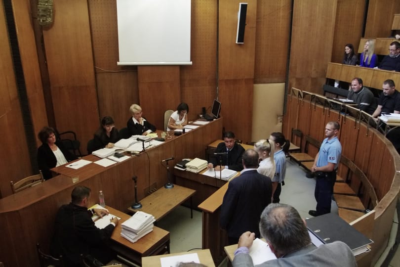 Nekimegy az ügyészség Rezesova szakértőjének