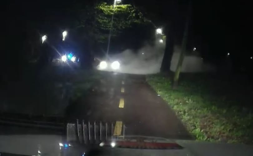 A járőrök oltották el a menekülő autós kocsiját miután kerékpártartóknak csapódott – videó