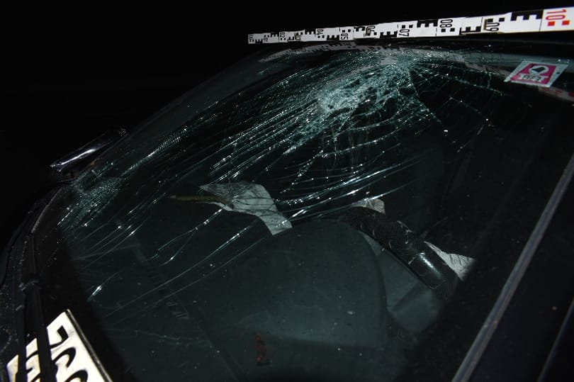 Két autó ütközött az M3-ason, a rendőrök hajmaradványokat találtak a szélvédőn