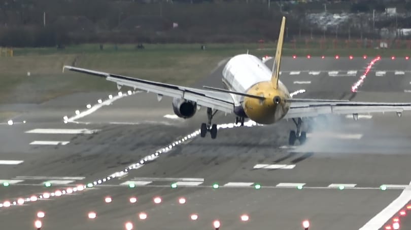 Videó: 8 pilóta sem tudta letenni a repülőgépét, alaposan megizzadtak az utasok