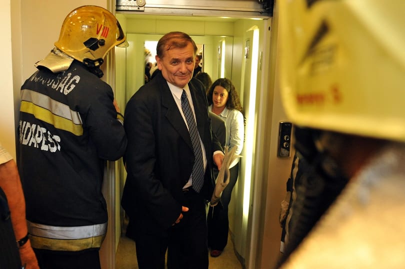 Fotó: Lezsák Sándor beszorult a liftbe, tűzoltók mentették ki 