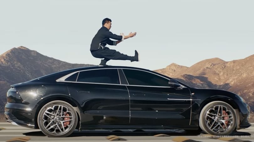 Erre Van Damme is csettintene, kungfumesterrel szemlélteti csodafutóművét a BYD – videó