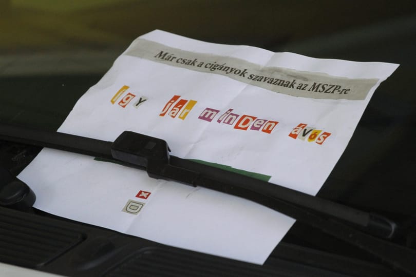 Megnyúzott kutyatetemet raktak a miskolci MSZP-iroda ajtajához