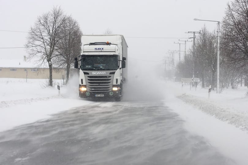 Blokkolt kamionok, szakadó hósesés: káosz a Dunántúlon