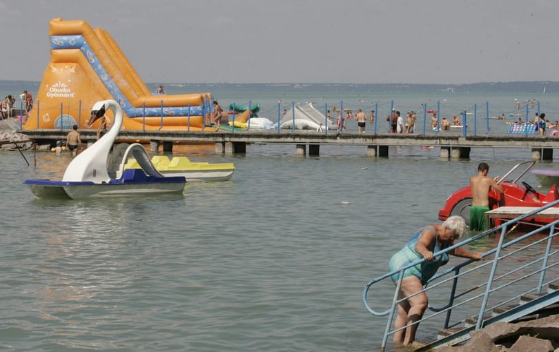 Elromlott egy vízibicikli a Balatonban, ki kellett menteni az embereket
