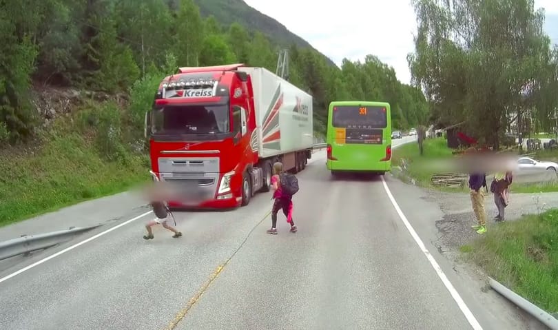 A busz mögül szaladtak az úttestre a gyerekek, de jött a kamion – videó