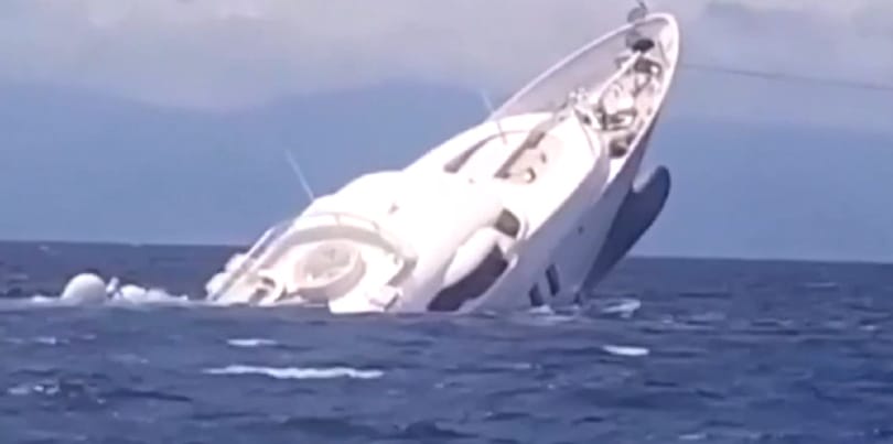 Videón, ahogy elsüllyed egy 40 méteres luxusjacht