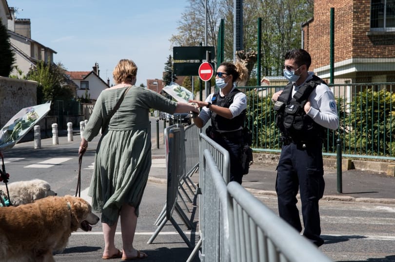 Terrorkészültséget rendeltek el Franciaországban, miután halálra késeltek egy rendőrnőt