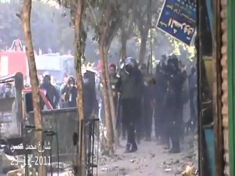 Különleges videó: két tűz közé szorult egy filmes a Tahrír téren