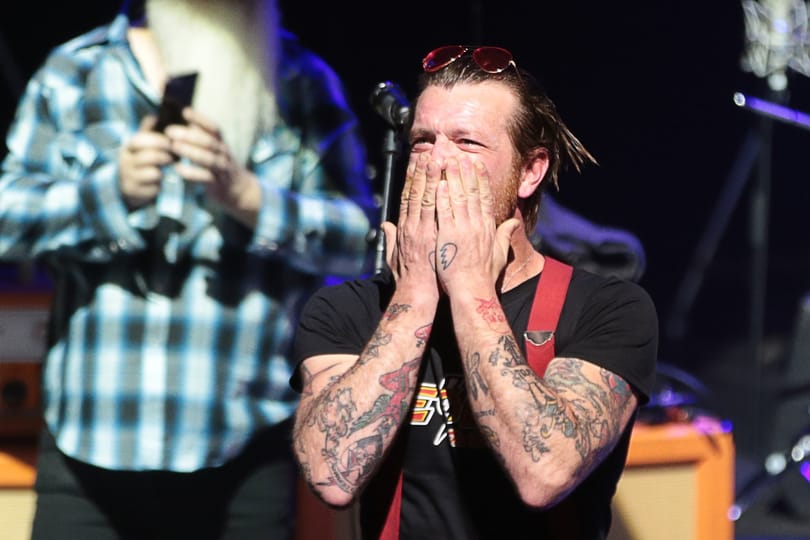 Befejezte félbeszakadt koncertjét az Eagles of Death Metal
