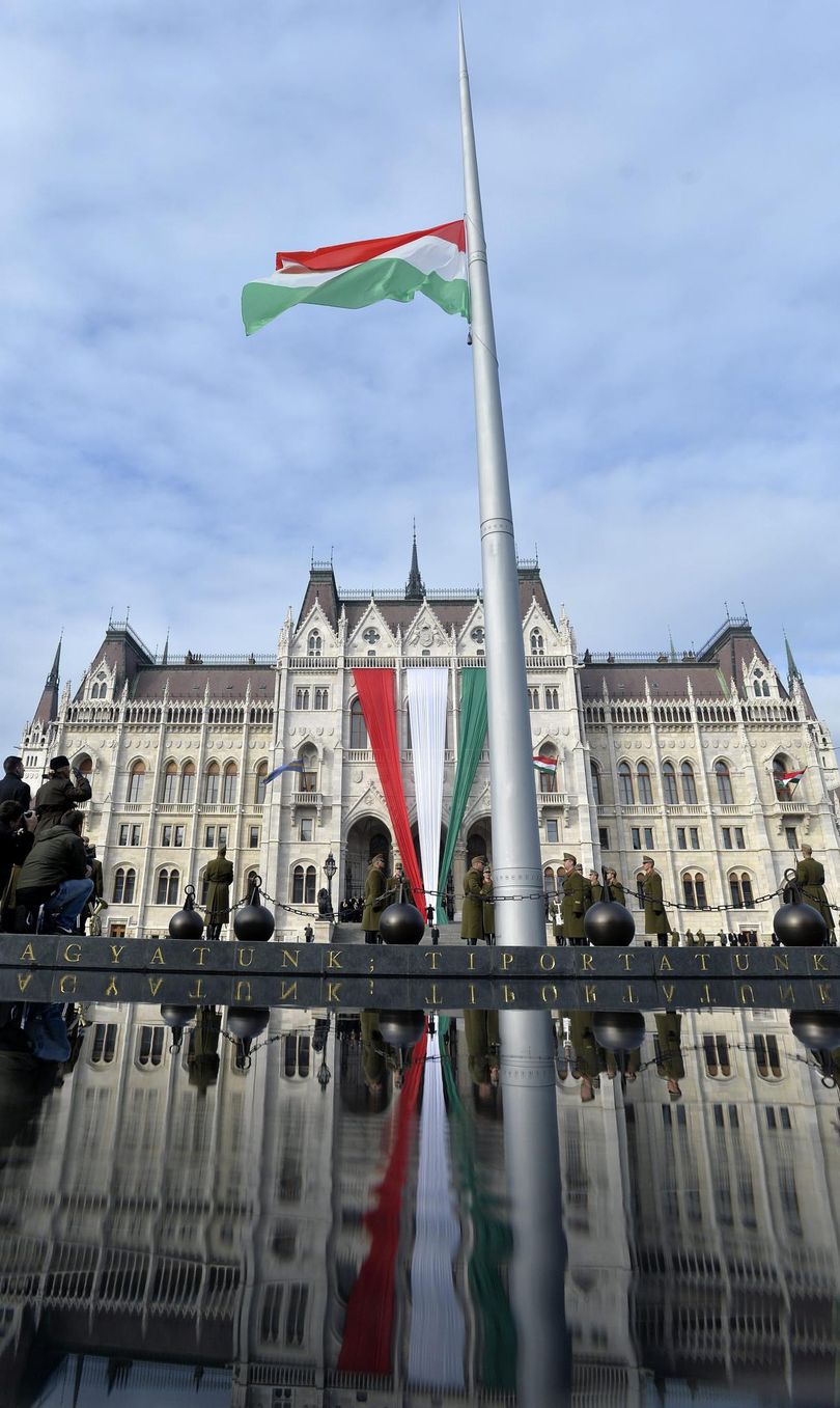 Nemzeti gyásznap: félárbócra eresztették a magyar zászlót