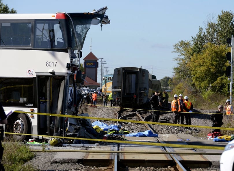 Emeletes busz és vonat ütközött össze Ottawában