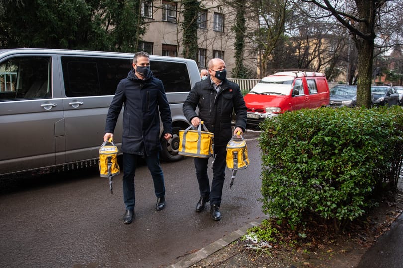 Orbán Balázs szerint nincs azzal baj, hogy kormánypárti politikus is jelen van a vakcinák kiszállításánál