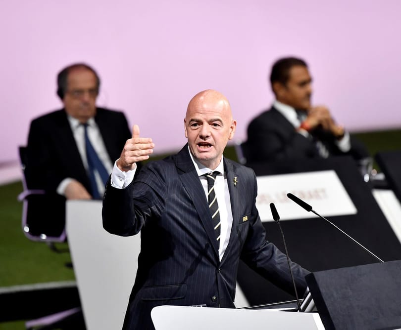 A FIFA-elnök személyes kapcsolataival simíthatta el korrupciós botrányát
