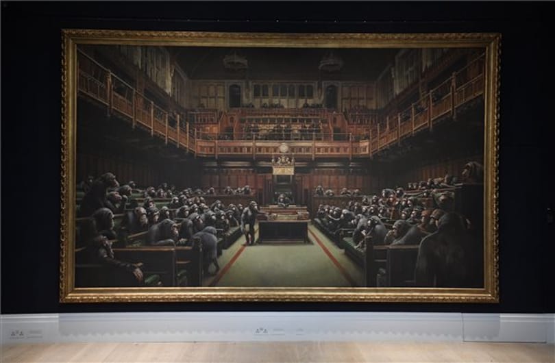 A parlamentben csupa majom – rekordáron kelt el Banksy képe