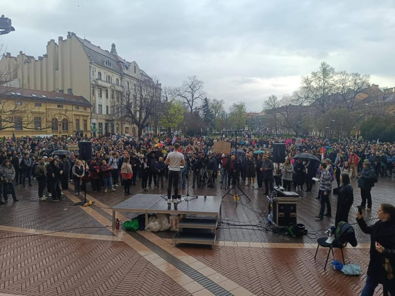 Szegeden is lezártak egy hidat a Pride betiltása ellen tüntetők