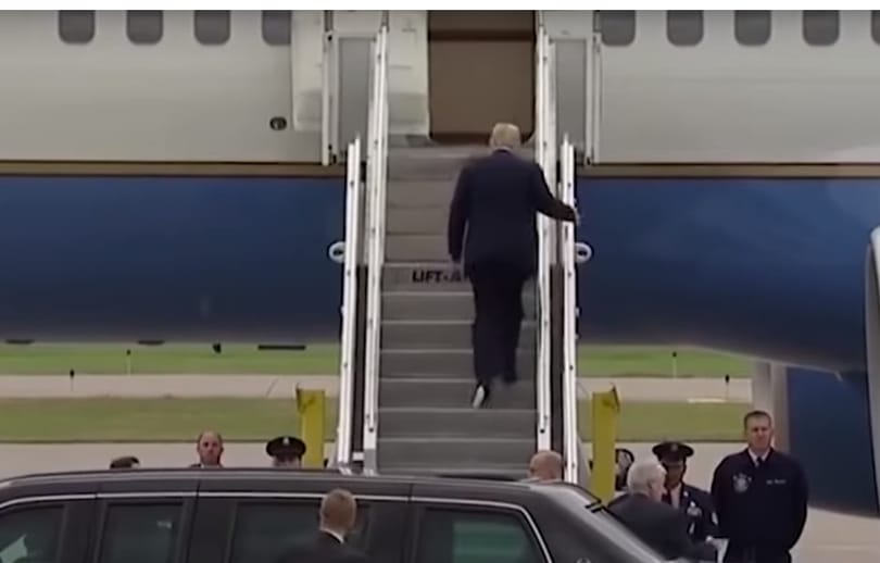 WC-papírnak látszó valamivel a talpán lépkedett fel Trump a repülőjére