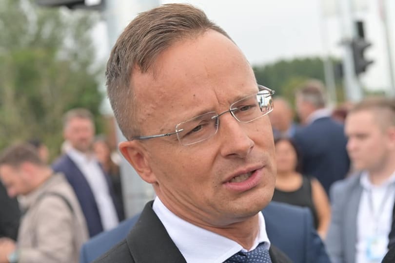 Szijjártót megvédte az államtitkára: Nem ihatott pezsgőt a jachton