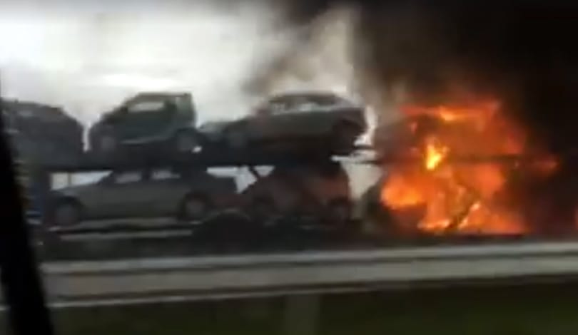 Kocsik lángoltak egy autószállítón - videó is van róla